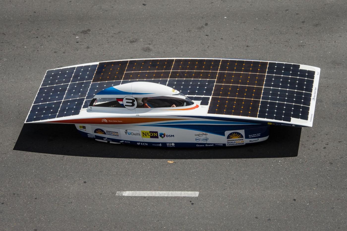 Prototipo di auto solare al World Solar Challenge 2013