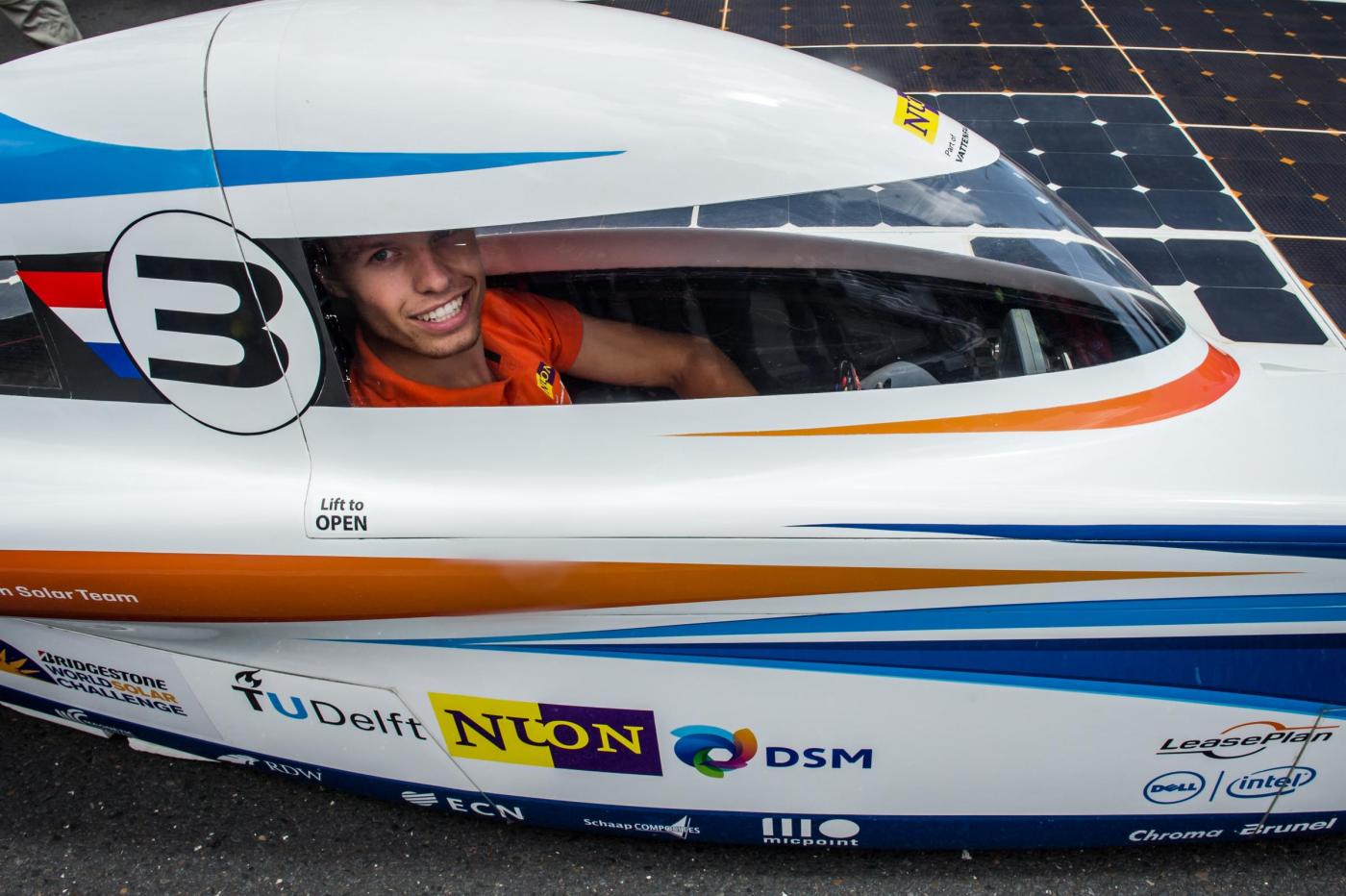 Una ragazzo siede su un prototipo di auto solare