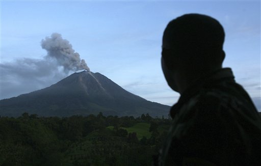 Eruzione del vulcano Sinabunga in Indonesia