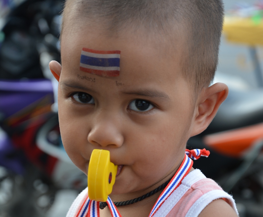Bambino partecipa alle proteste in Tailandia