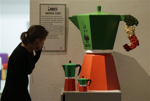 Alcune delle caffettiere in mostra a Milano per gli 80 anni della Moka