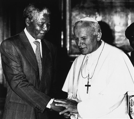Mandela con Giovanni Paolo II nel 1990