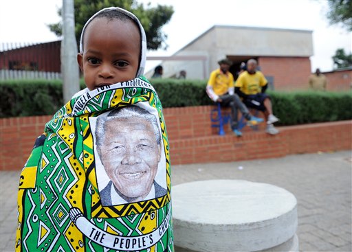 Una bambina sudafricana ricorda Mandela
