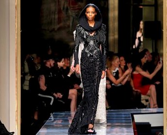 Sfilata Versace a Parigi per la moda primavera estate 2014
