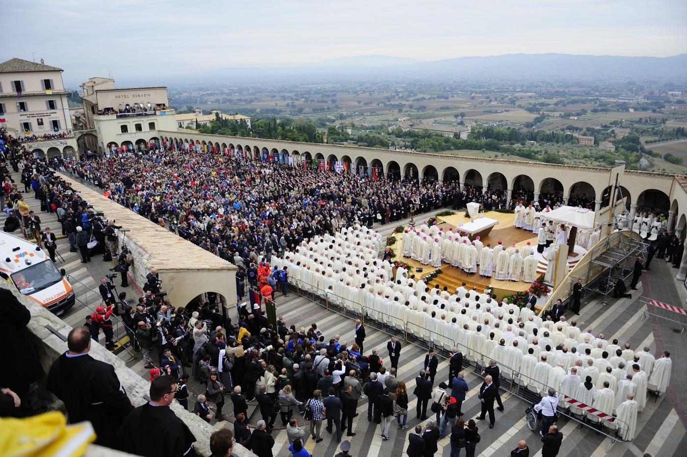 La messa di papa Francesco ad Assisi