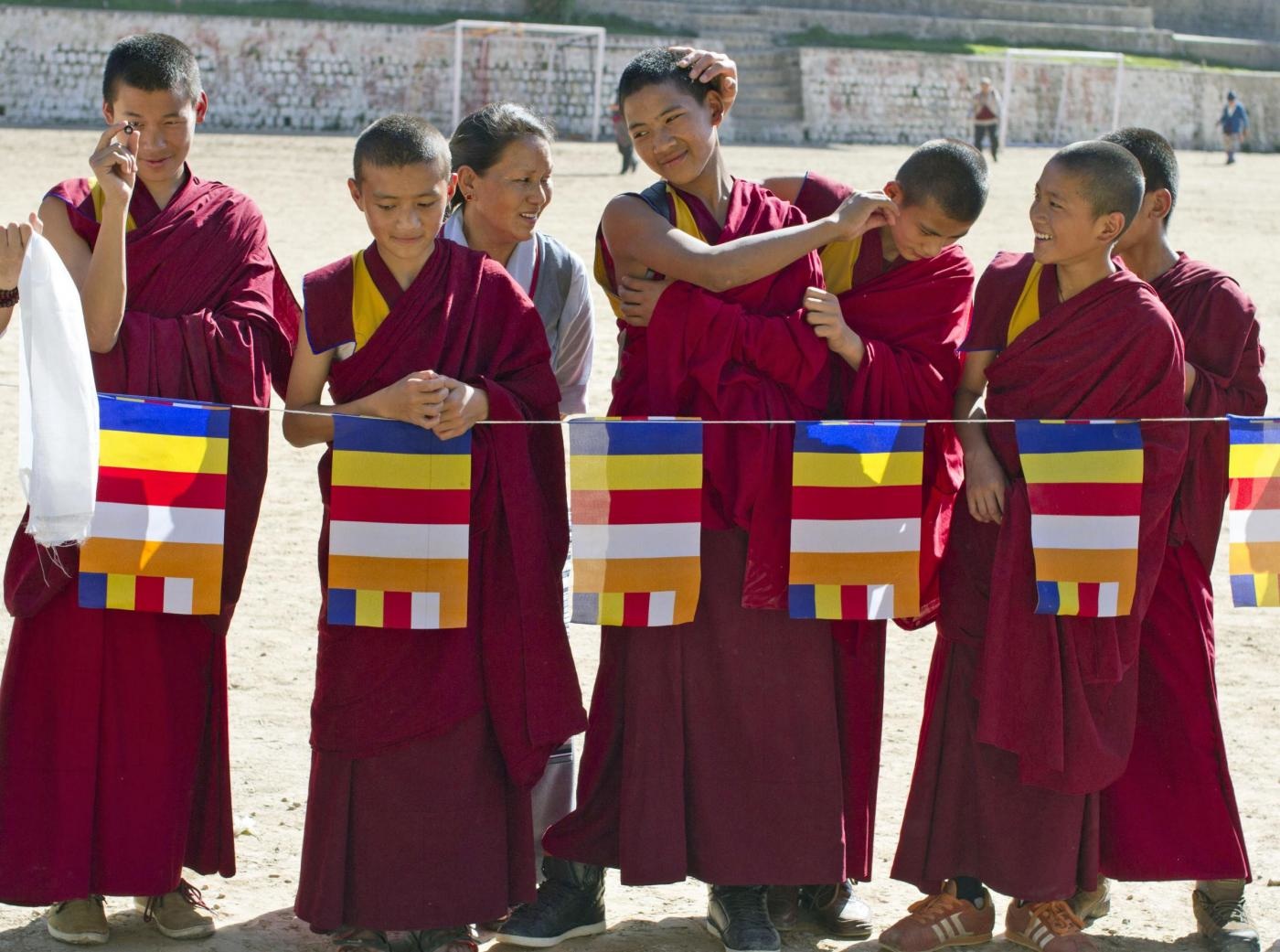 gli studenti del Tibetan Children's Village School ascoltano il Dalai Lama durante la lezione annuale che impartisce per loro