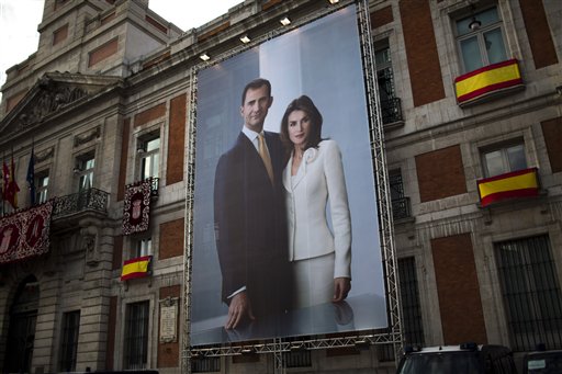 Una gigantografia di felipe e la moglie appesa sulla facciata del Palazzo comunale