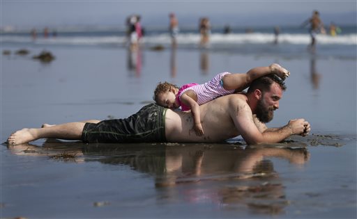 Un papà con la figlia in spiaggia