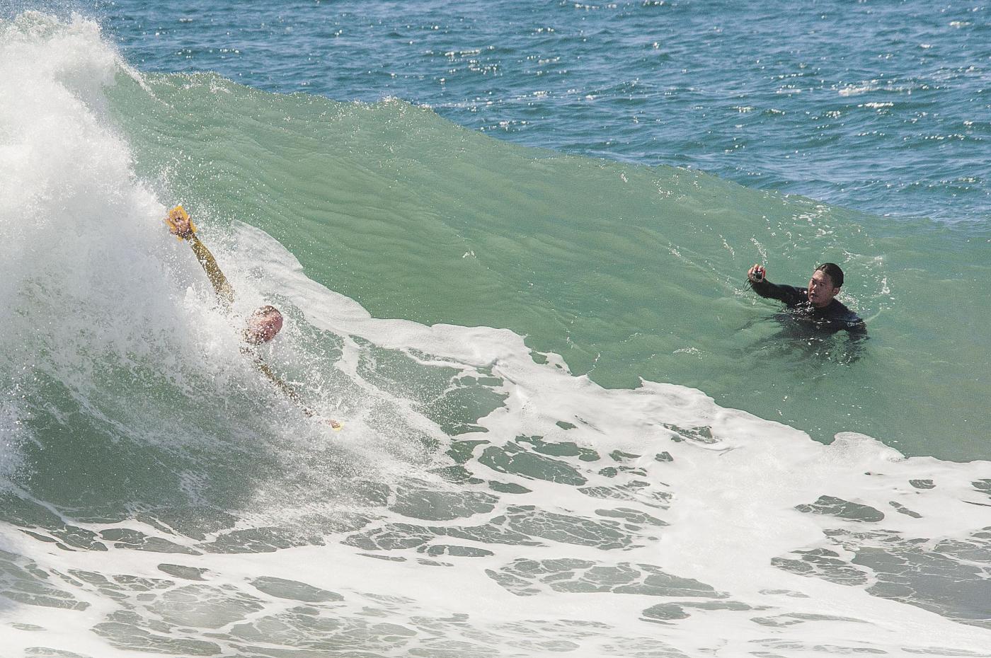 Surfisti cavalcano le onde sollevate dall'uragano Marie
