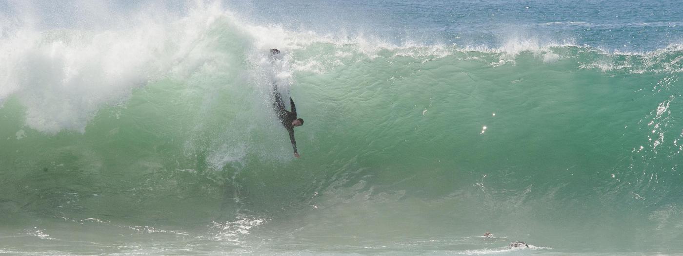 Surfisti cavalcano le onde sollevate dall'uragano Marie