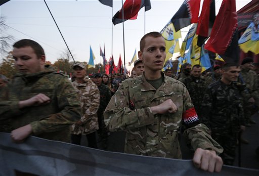 Militari ucraini in marcia o in guerra