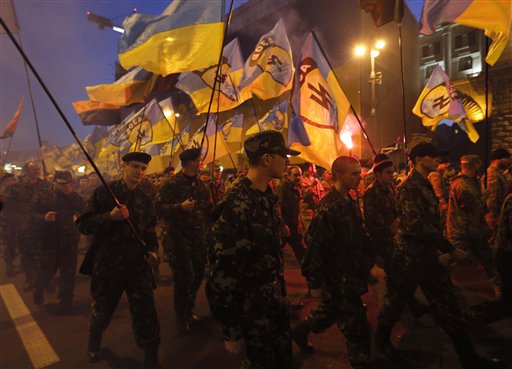 Militari ucraini in marcia o in guerra