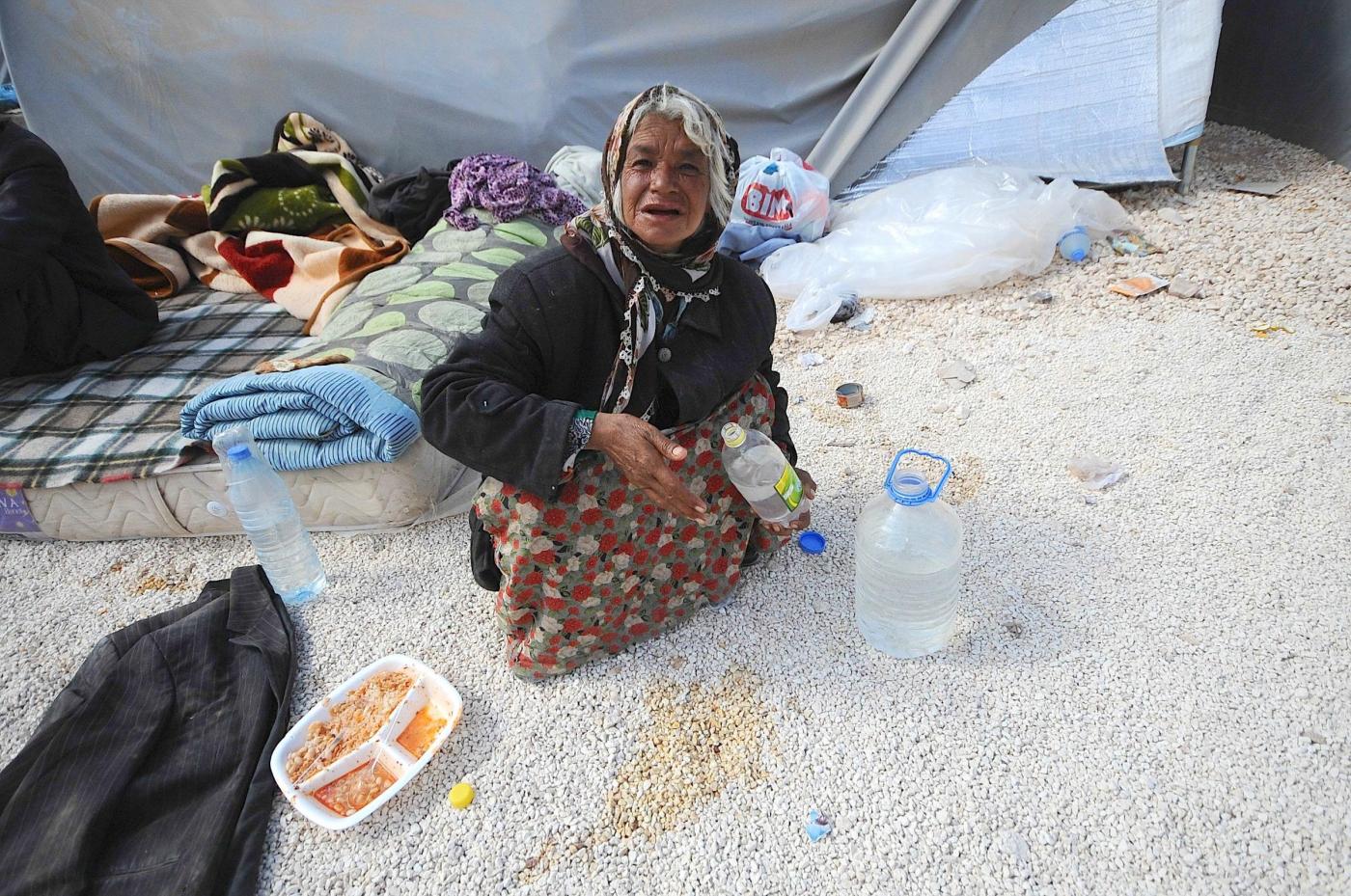 Siriani in un campo profughi al confine con la Turchia