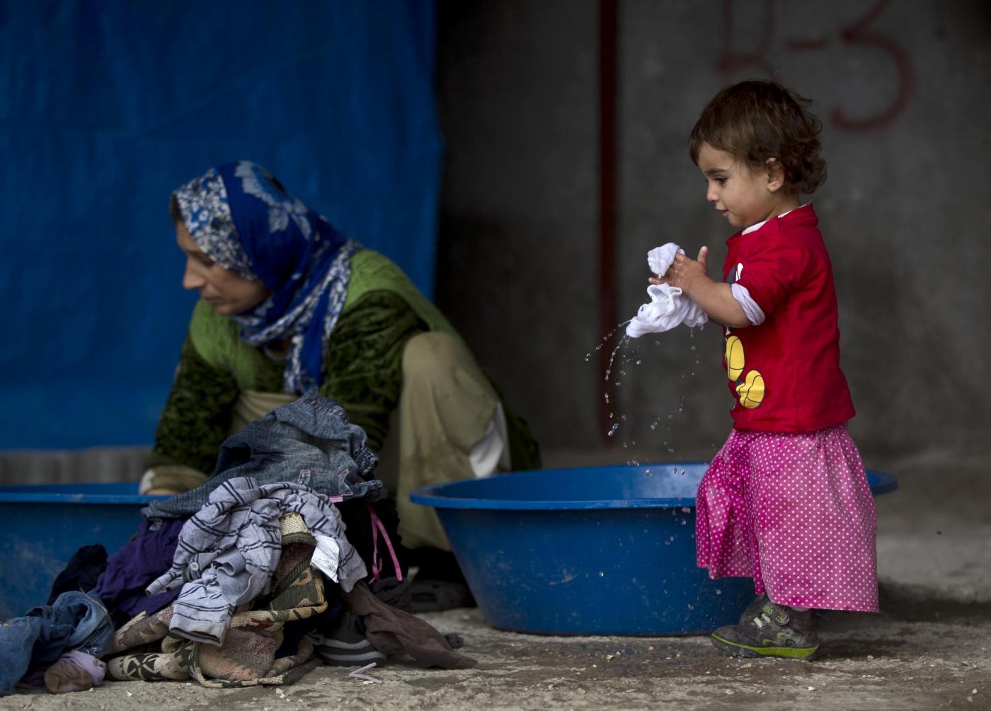 Siriani in un campo profughi al confine con la Turchia
