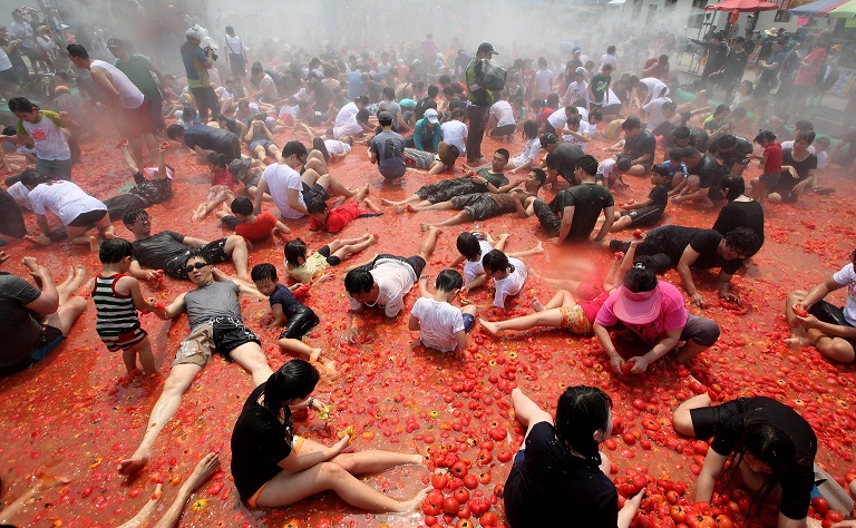 Un bambino si tuffa al festival del pomodoro in Corea del Sud