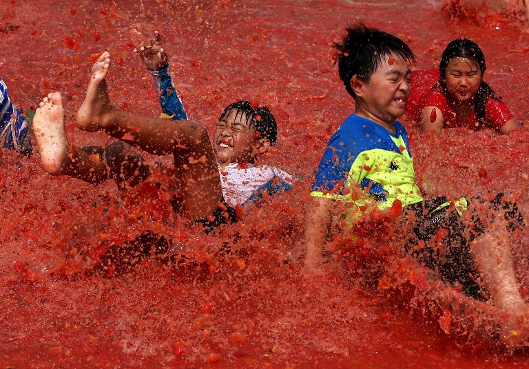 Bambini si tuffano al festival del pomodoro in Corea del Sud
