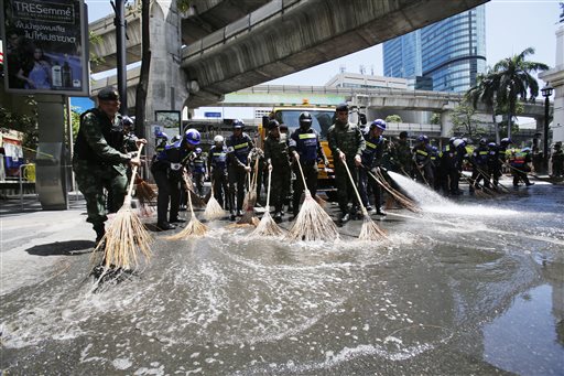 Poliziotti e militari ripuliscono l'area dell'esplosione di Bangkok