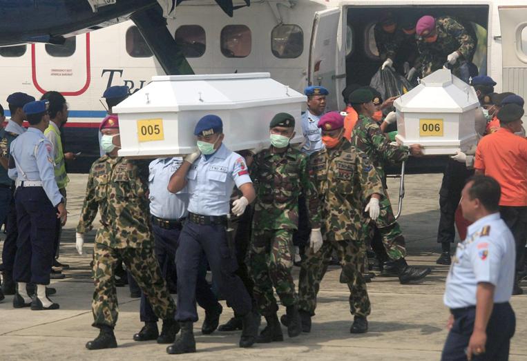 Tornano a casa i corpi delle vittime del disastro aereo della Trigana Air in Indonesia