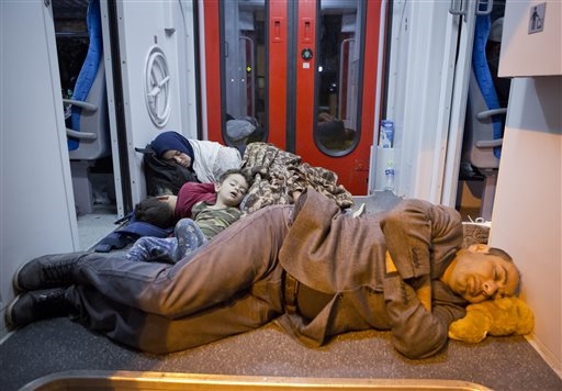Migranti dormono in treno in Croazia al confine con l'Ungheria