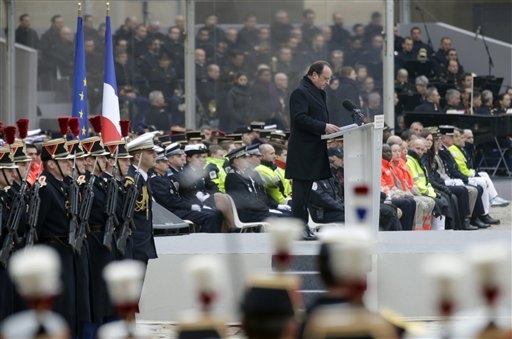 Omaggio della Francia e del presidente Hollande alle vittime dell'attentato di Parigi