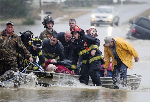Squadre di soccorso in Alabama per salvare i residenti bloccati dall'acqua alta dovuta al maltempo