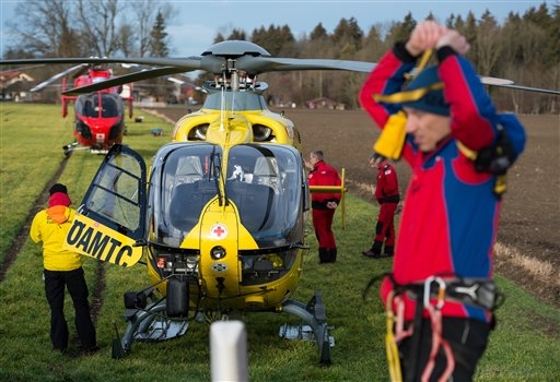 Scontro tra due treni in Germania i soccorritori arrivano in elicottero foto Ap