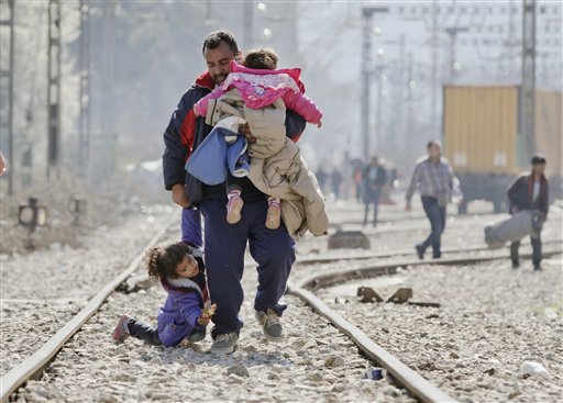Migranti sui binari in Grecia in cammino verso la Macedonia