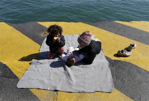 Bambini migranti in Grecia foto Ap