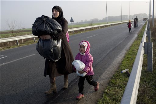 Una bambina migrante con la madre in cammino dalla Grecia verso la Serbia foto Ap