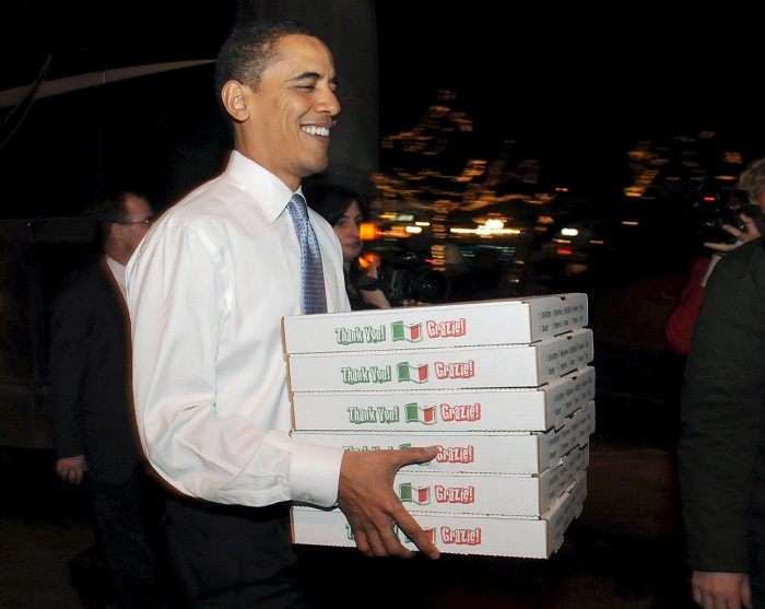 Obama coi cartoni della pizza