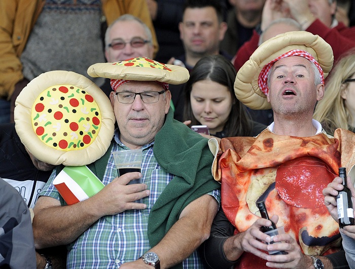 Tifosi italiani a una partita di rugby