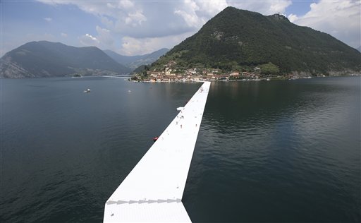 Il ponte galleggiante sul lago d'Iseo