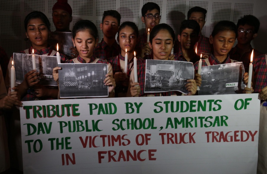 Preghiera in India per le vittime dell'attentato a Nizza foto Ansa