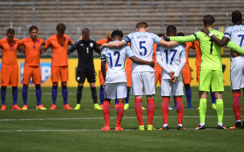 I giocatori di Olanda e Inghilterra osservare un minuto di silenzio per le vittime dell'attentato a Nizza prima della partita di calcio per gli Europei UEFA Under 19 foto Ansa