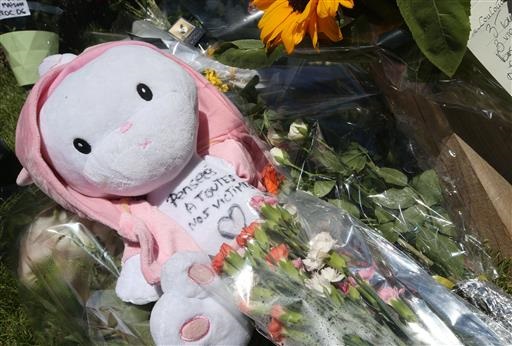 Fiori e omaggi per le vittime dell'attacco terroristico a Nizza foto Ap