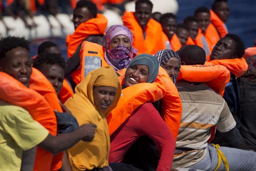 Salvataggio di migranti provenienti dalla Libia diretti verso le coste italiane
