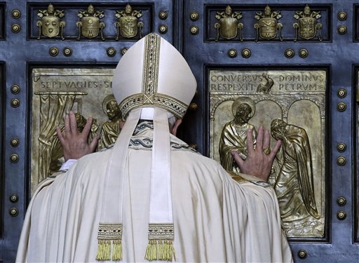 Papa Francesco apre la porta santa di San Pietro