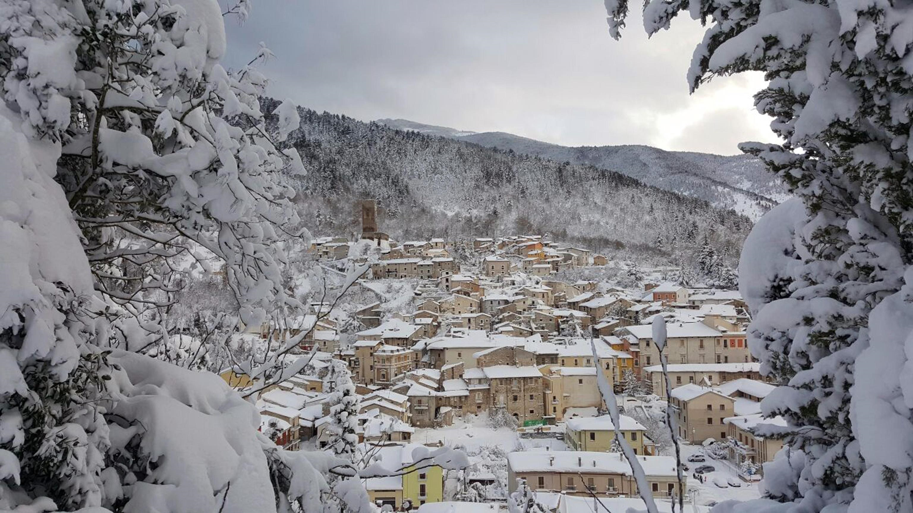 Un'immagine del piccolo comune di Introdacqua (L'Aquila) ricoperto dalla neve, 6 gennaio 2017. ANSA/JASMINE SCUDIERI