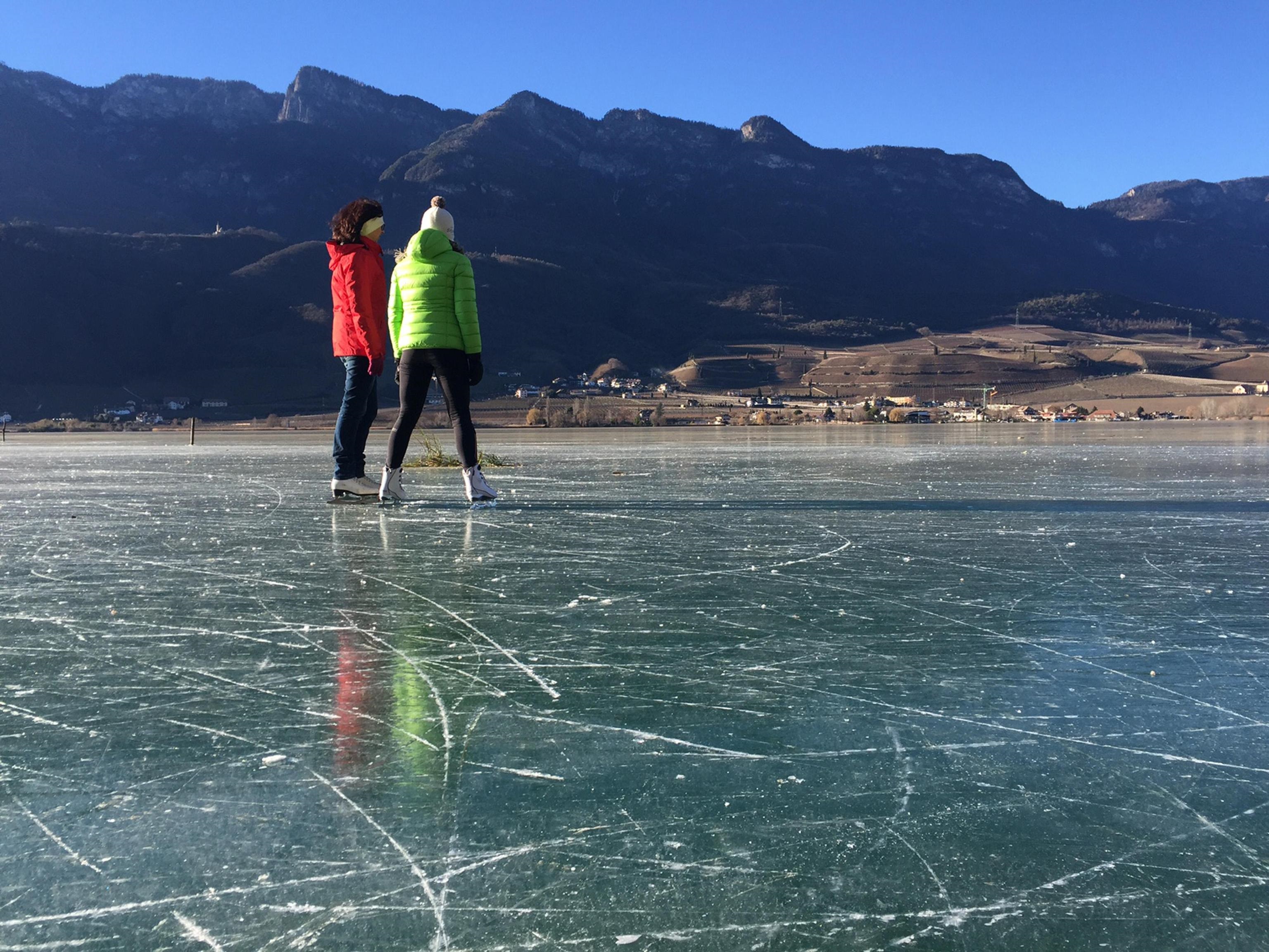 Grazie al freddo polare gli appassionati del pattinaggio sul giacchio sono tornati, dopo lunga assenza, sul lago di Caldaro. Il lago alle porte di Bolzano, una volta mecca per i pattinatori, da ormai quattro anni non gelava più, 6 gennaio 2017. ANSA/ROBERTO TOMASI