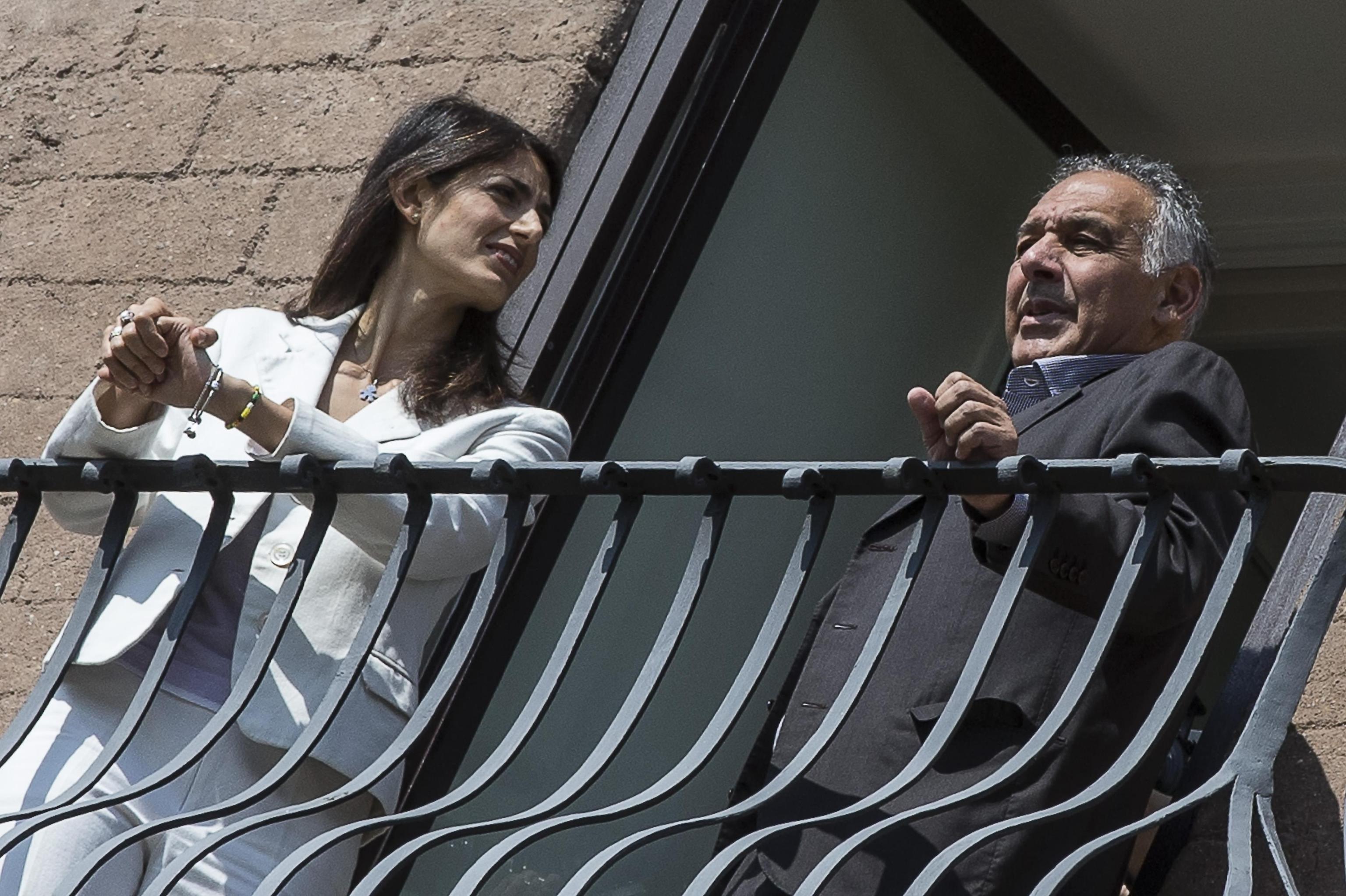 La sindaca di Roma Virginia Raggi (S) con il presidente della As Roma James Pallotta (D) affacciati al balcone di palazzo Senatorio in Campidoglio, Roma, 14 settembre 2016. ANSA/ANGELO CARCONI