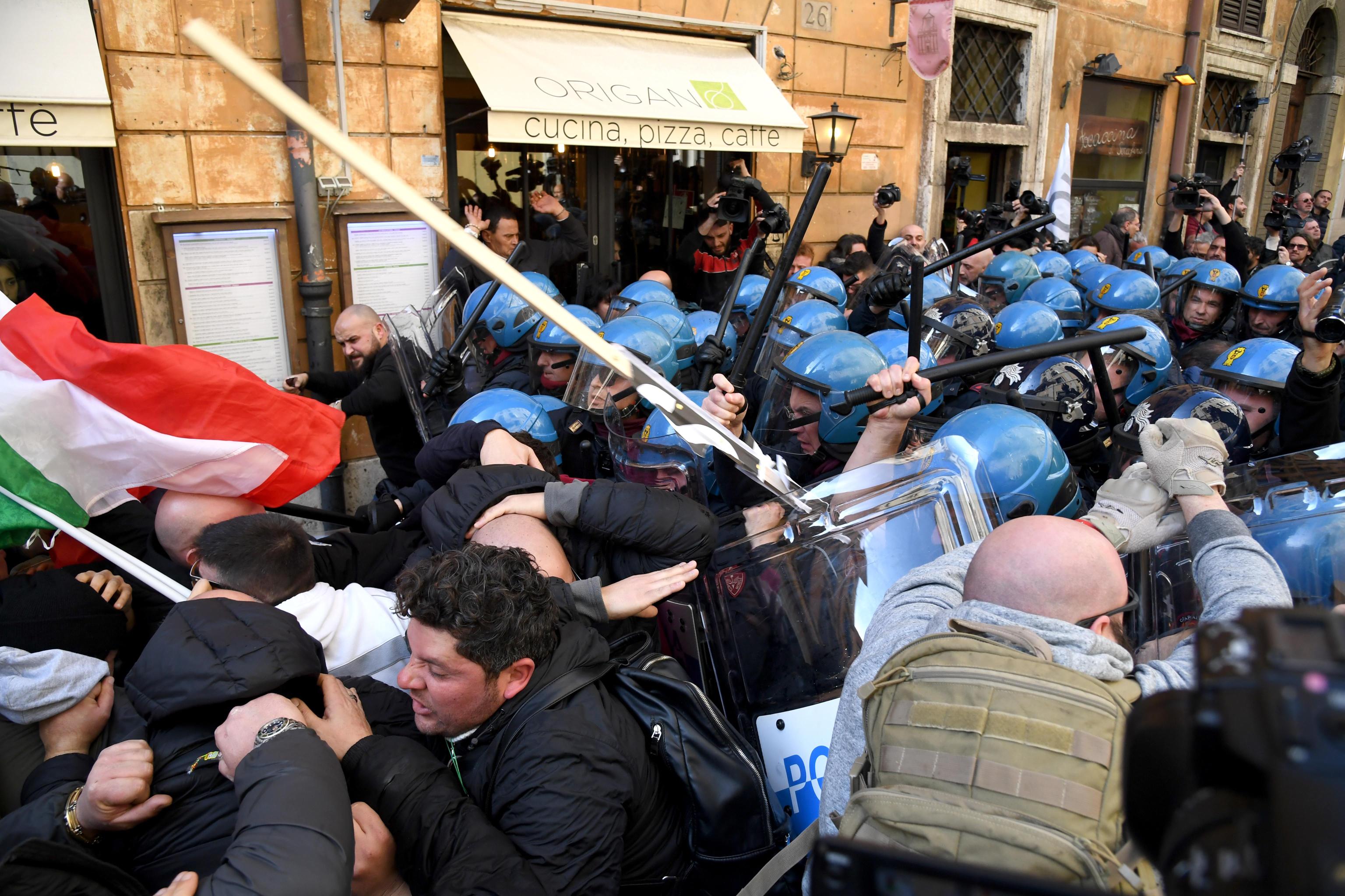 La polizia carica un gruppo di tassisti e di ambulanti che stavano protestando davanti alla sede del Pd a Roma contro il decreto Milleproroghe, 21 febbraio 2017. ANSA/ALESSANDRO DI MEO