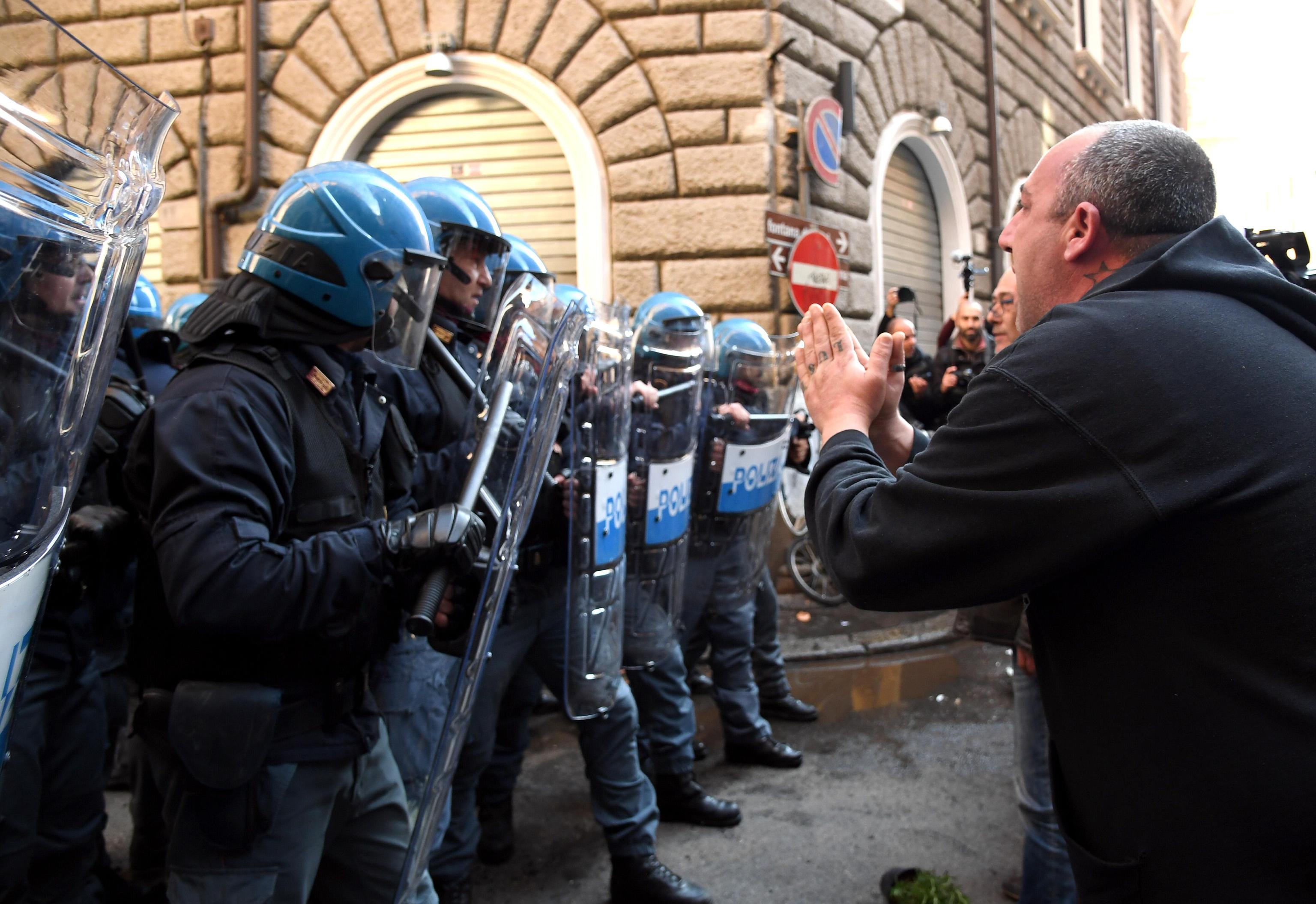 La polizia carica un gruppo di tassisti e di ambulanti che stavano protestando davanti alla sede del Pd a Roma contro il decreto Milleproroghe, 21 febbraio 2017. ANSA/ALESSANDRO DI MEO