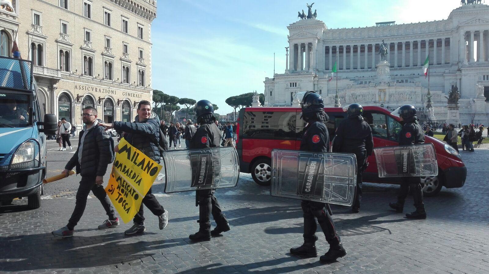 Polizia in Piazza Venezia durante la manifestazione degli ambulanti contro la Bolkenstein, a piazza Montecitorio, a cui stanno partecipando anche i tassisti, Roma, 21 febbraio 2017.  ANSA/ VINCENZO TERSIGNI