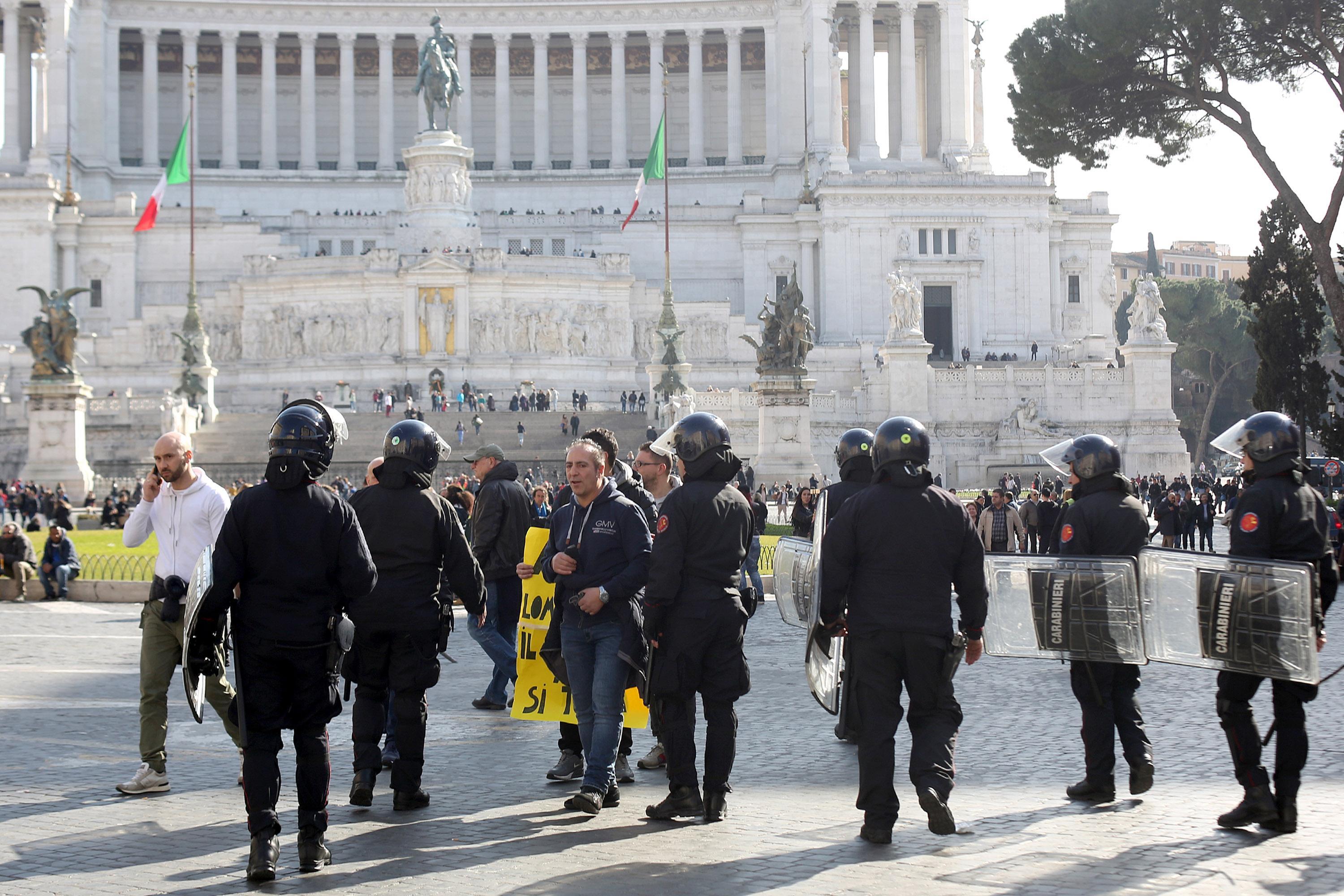 Polizia in Piazza Venezia durante la manifestazione degli ambulanti contro la Bolkenstein, a piazza Montecitorio, Roma, 21 febbraio 2017.  ANSA/ VINCENZO TERSIGNI