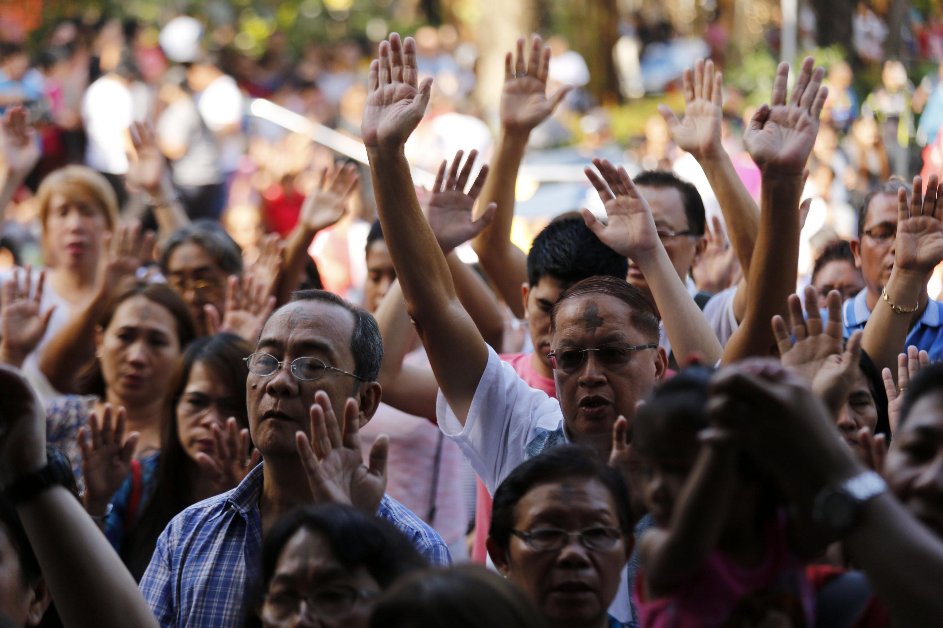 epa05822040 Filipinos with cross markings on their forehead attend a Holy Mass at a church during Ash Wednesday in Pasay city, south of Manila, Philippines, 01 March 2017. Filipino Catholic started the 40-day Lenten Season on Ash Wednesday by going to church to have their forehead marked with an ash cross sign. The rite is part of the culture of many Filipino Catholics, symbolizing their acceptance for the start of Lent and to show their sincere efforts and discipline to cleanse their lives of sin through prayers.  EPA/FRANCIS R. MALASIG