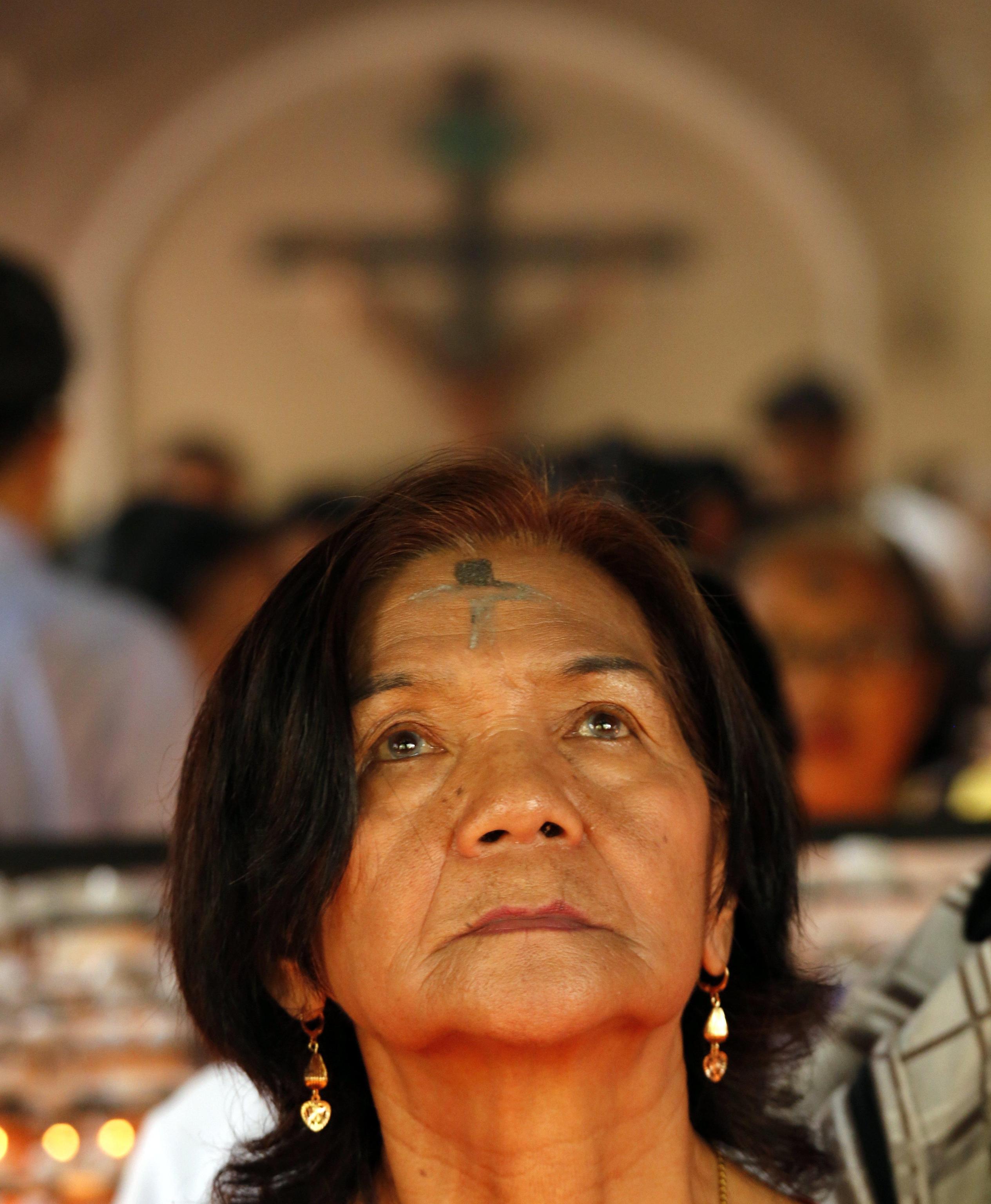 epa05822037 A Filipino devotee with cross marking on her forehead attends a Holy Mass at a church during Ash Wednesday in Pasay city, south of Manila, Philippines, 01 March 2017. Filipino Catholic started the 40-day Lenten Season on Ash Wednesday by going to church to have their forehead marked with an ash cross sign. The rite is part of the culture of many Filipino Catholics, symbolizing their acceptance for the start of Lent and to show their sincere efforts and discipline to cleanse their lives of sin through prayers.  EPA/FRANCIS R. MALASIG