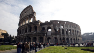 Il Colosseo va a pezzi