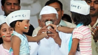Anna Hazare interrompe il digiuno