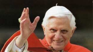 Benedetto XVI: sulle orme di papa Wojtyla
