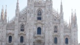 La catena umana in piazza Duomo per dire no al razzismo